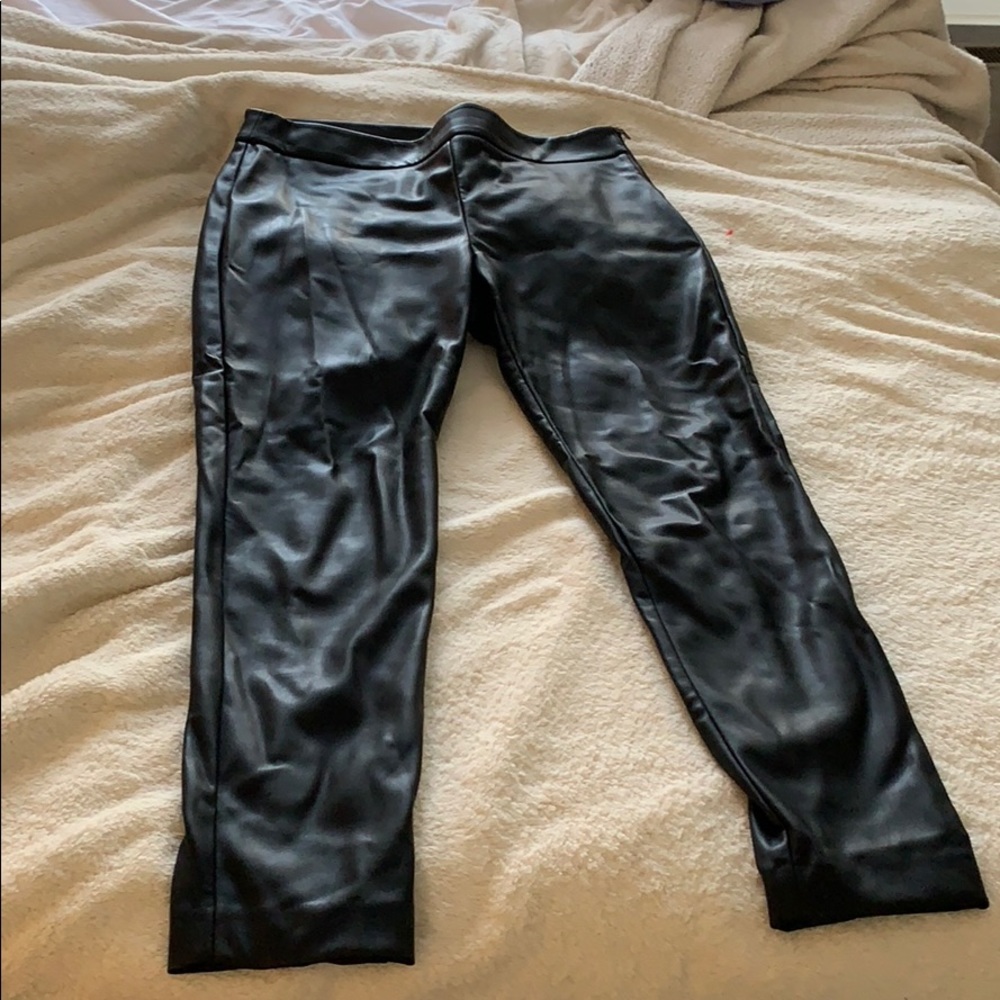 Faux leather leggings with side zip